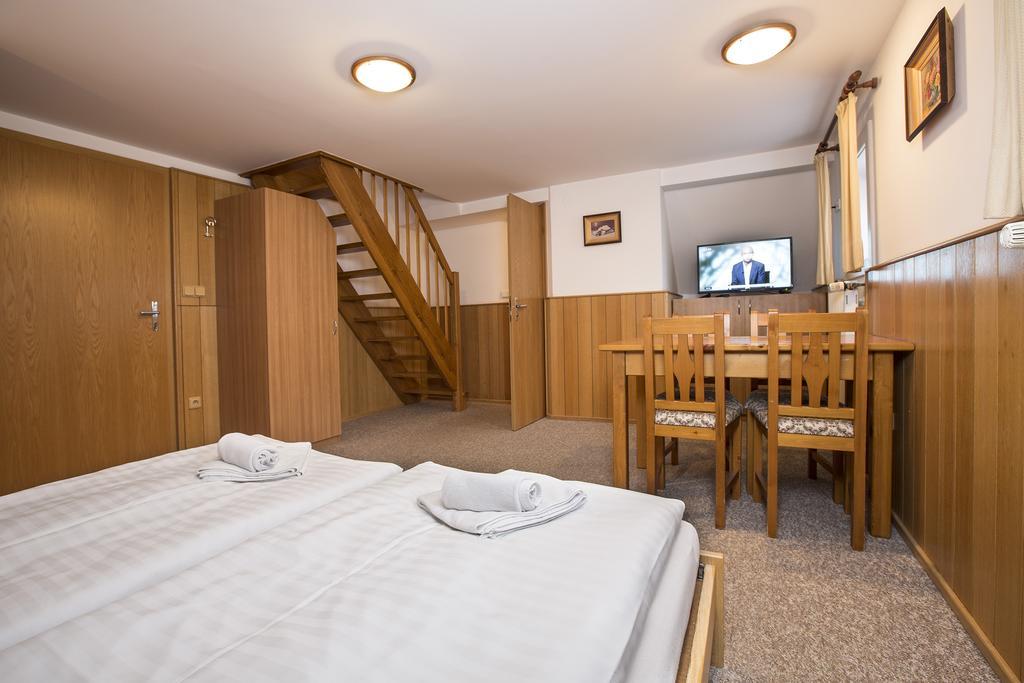 Penzion Barborka Hotel โรกีนีซ นัด ยีเซอโร ภายนอก รูปภาพ