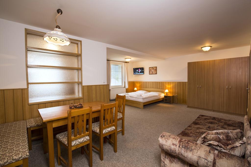 Penzion Barborka Hotel โรกีนีซ นัด ยีเซอโร ภายนอก รูปภาพ